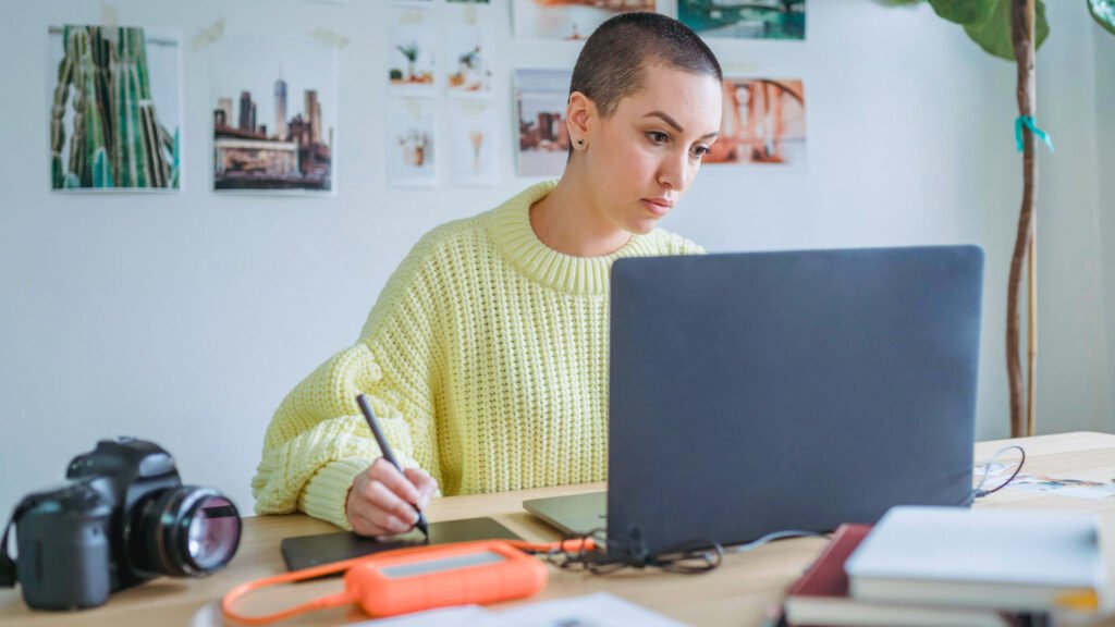 working women with laptop